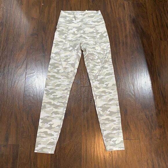 NWT Aerie Camo White Leggings high waisted 7/8 - Picture 2 of 6
